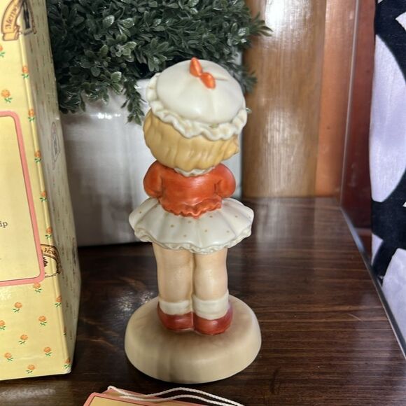 Memories of Yesterday Figurine  "I'm The girl For You" (Retired) - Picture 7 of 9